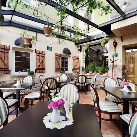 Dark Pub Aparthotel